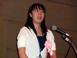 Hauptgewinerin Frau Ayano Kuschibiki (Sophia Universität)