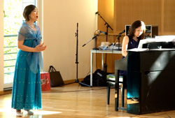 Sologesang von Frau Mayumi Sakamoto, Klavierbegleitung von Frau Chihiro Michitsuji